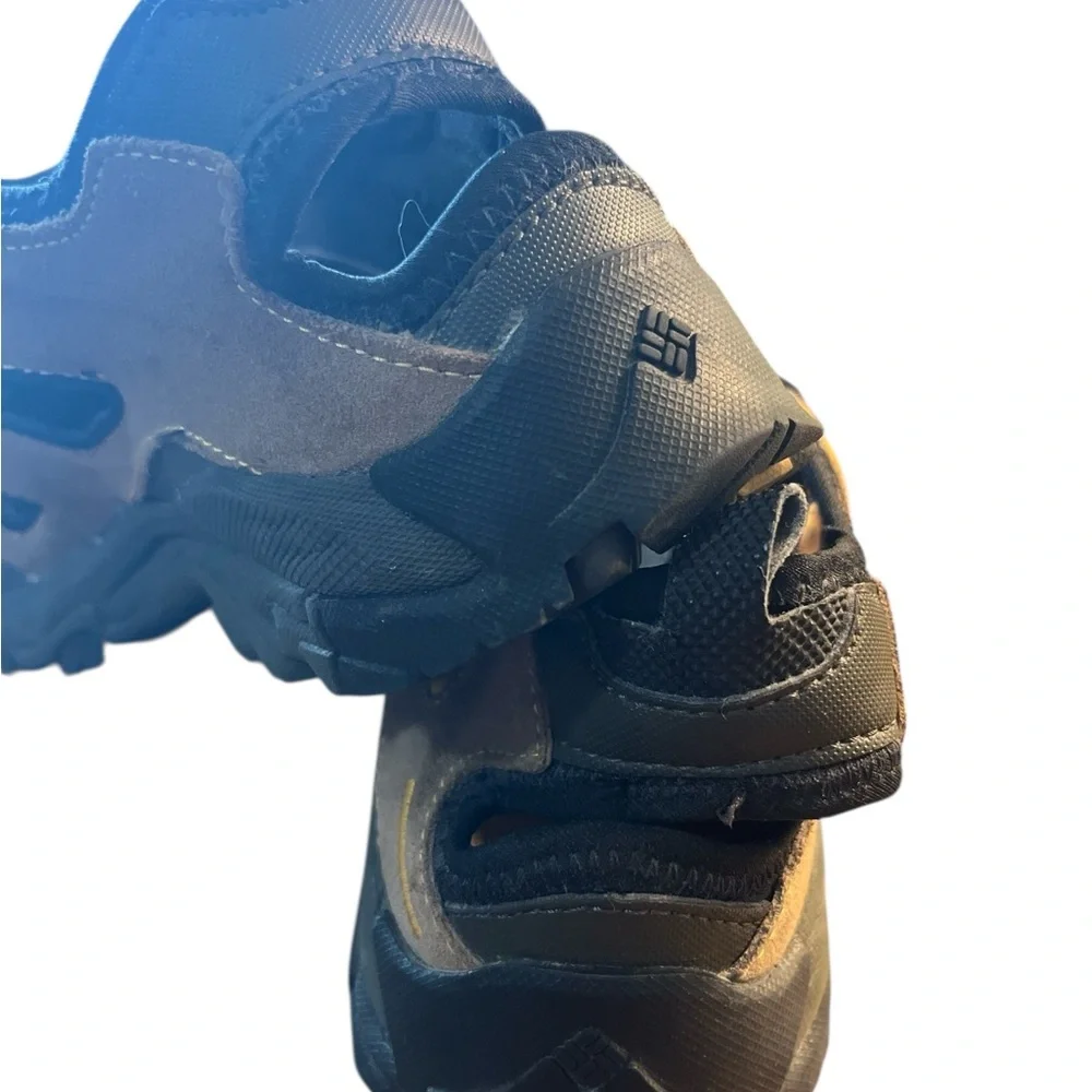 Columbia closed toe athletic athleisure shoes